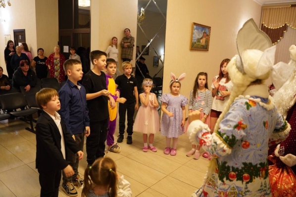Волонтёры Победы проводят новогодние праздники в пунктах временного размещения жителей Донбасса